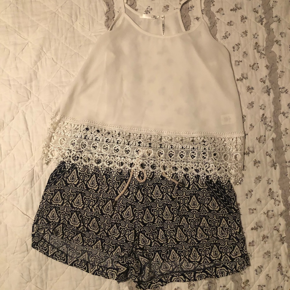 White crop top with embroidered detail - M